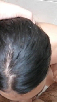 กลืนน้ําเงี่ยนทั้งหมดของเขาตอนอาบน้ํา