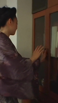 Una seducente donna matura in kimono si masturba mentre la sua figa pulsa in modo incontrollabile