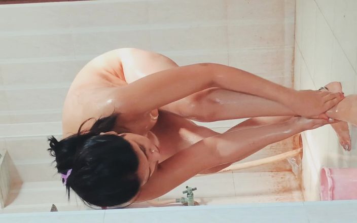 Hot Sis: Hermanastra Latika se baña en el baño - desnudo completo sexy