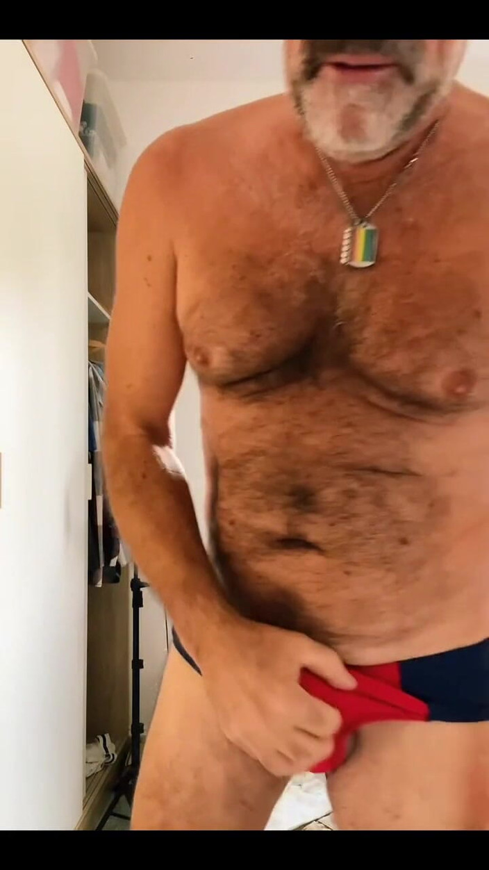Daddybearvlc: Mencoba Speedos yang Kamu Kirim!! Kau ingin tetap anonim tapi...