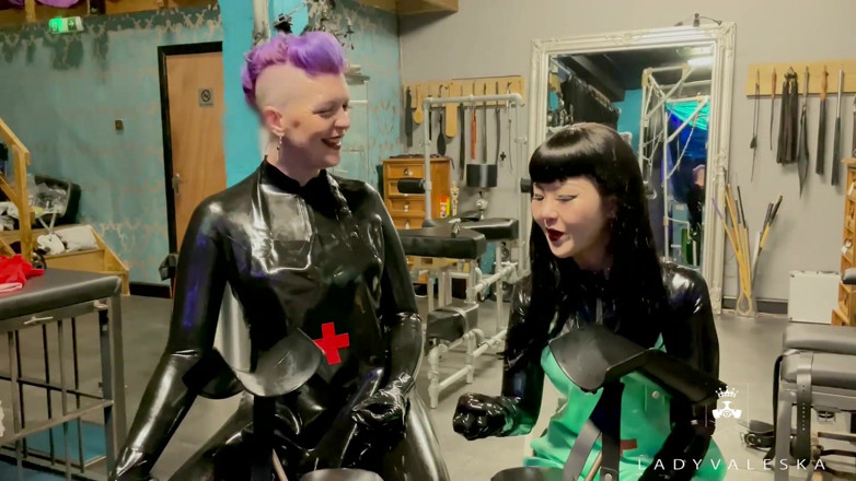 Lady Valeska: 占主导地位的护士给你前列腺检查