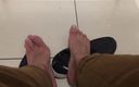 Manly foot: 公共厕所 - 测试看我旁边的摊子里的男人是否热衷于玩耍 - manlyfoot