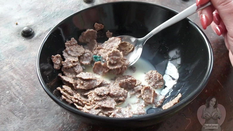 Sasha Curves: Snídaně s obryní