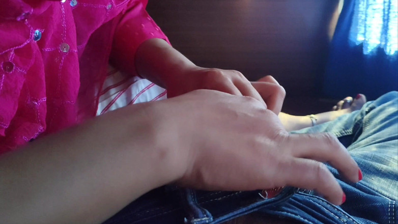 Khushboobhabi: Kız çalışan bir otobüste kıyafetlerini değiştiriyor