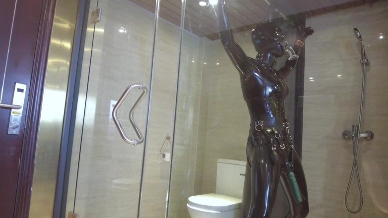 Aisan girl bondage: Mz20 - 라텍스 옷을 입은 소녀가 유리 방에 갇혀