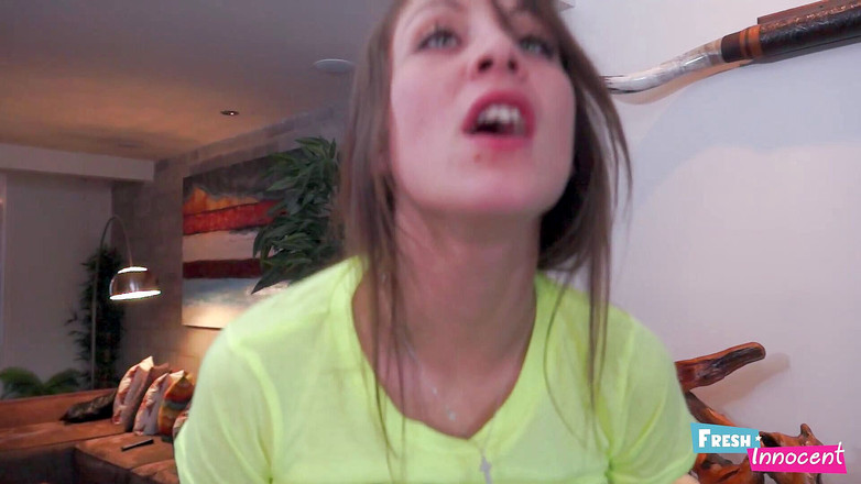 Fresh and Innocent: 신선하고 순진한 - 믿을 수 없을만큼 아름다운 천사는 남자에 의해 강력하게 얼굴에 지즈입니다.