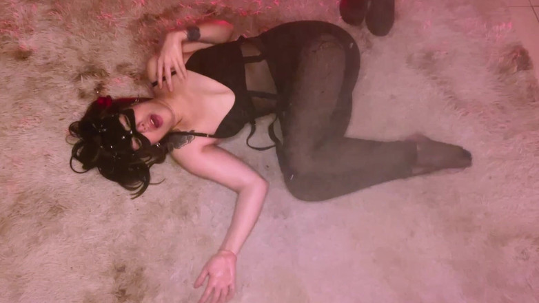 CoralTrip: Злое соблазнение ступней женщини-кошки, но побеждена в видео от первого лица