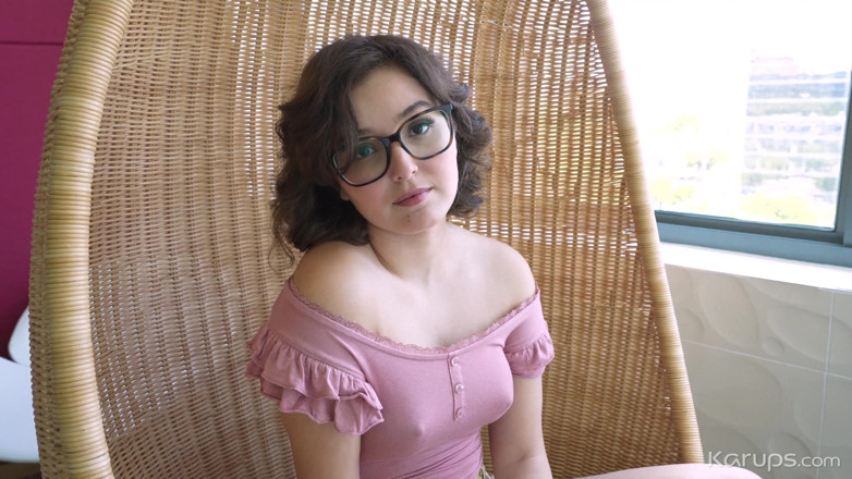 Karups POV: Calda ragazza nerd si prende una pausa dai compiti con...