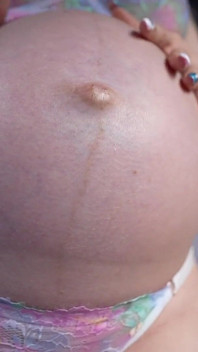 El vientre embarazada de 9 meses tiene hambre. Burlas y de cerca