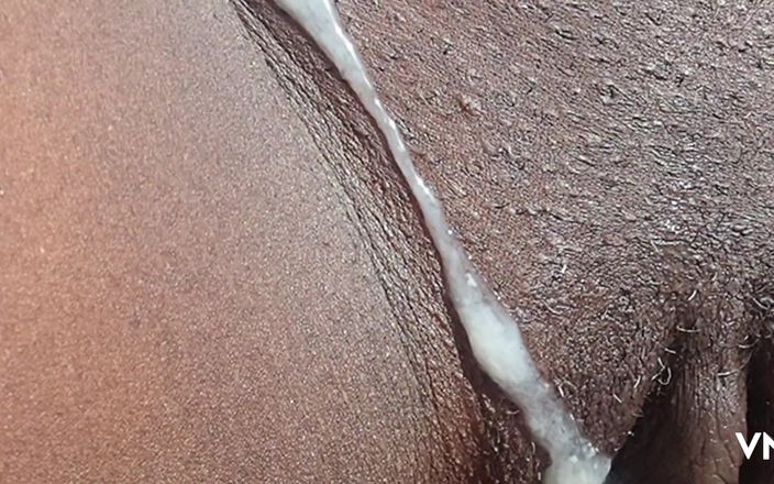 Black Swan: Sexy ebenholz-MILF fickt älteren weißen hausmeister im pool