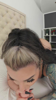 La sexy Krissy Sins s’enfile un énorme gode