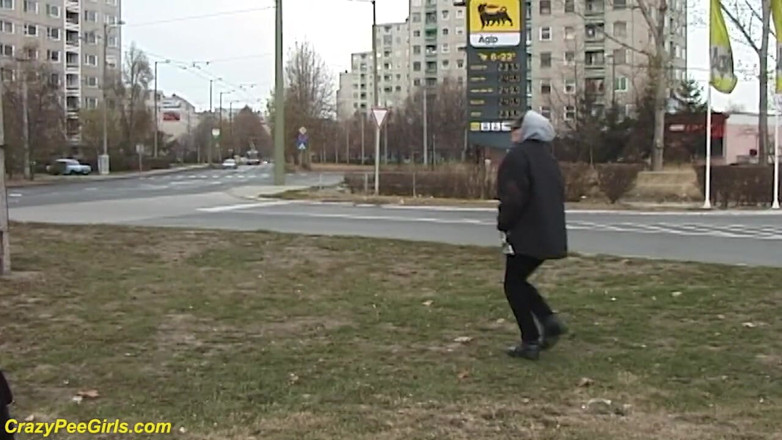 Crazy pee girls: Сумасшедшая девушка писает на улице