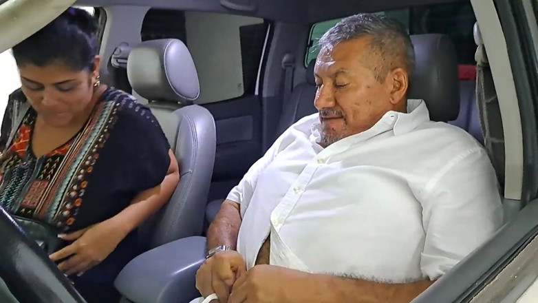 Aly: Aly le da una mamada salival en el auto, ella...
