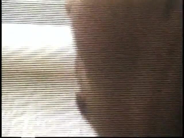 Meet and Fuck: 苗条的黑人小妞在浴室里温柔做爱后吮吸所有的精液