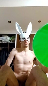 Bunny Looner bläst große Ballons, während sie auf Stream wichst