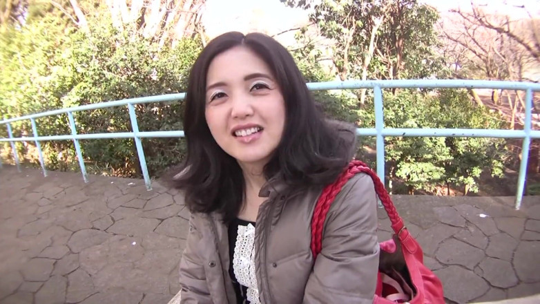 Japan Lust: MILF Jepun tidak sabar-sabar untuk zakar dan mainan