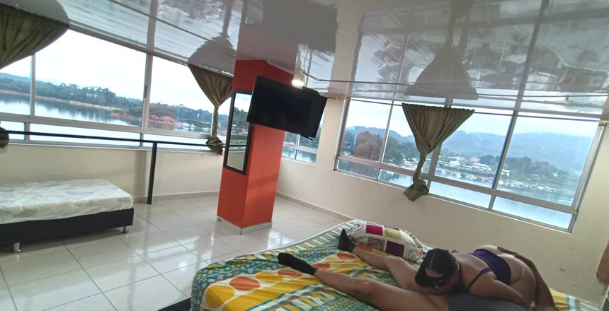 Valery Saenz xxx: Viaggiando con la moglie del mio capo abbiamo condiviso un...