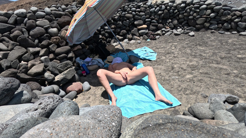 Emma Voyeur: Він побачив оголену дівчину на пляжі і почав