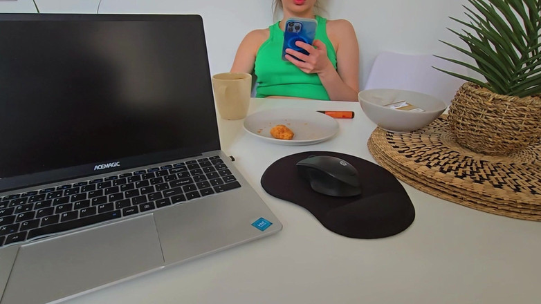 LaraRussian Doll: He Desayunado Con Mi Padrastro Y Me Ha Pillado Masturbandome...