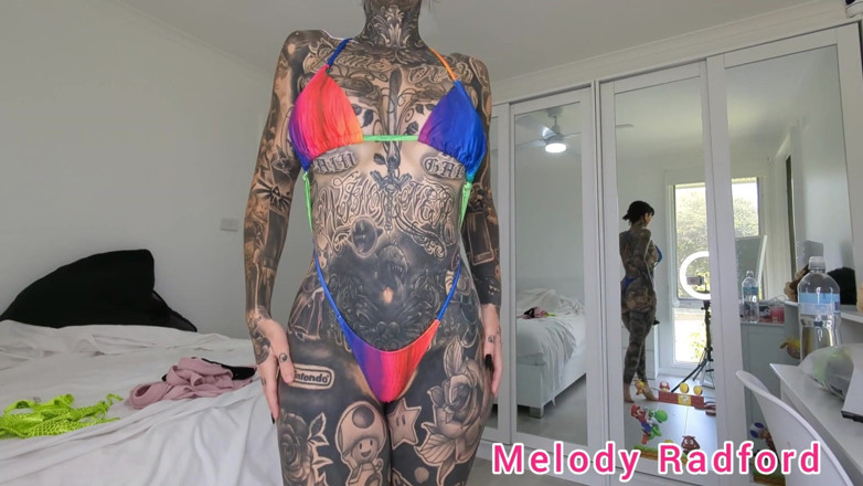 Melody Radford: ลองบิกินี่จิ๋วผิวงูเหลืองบน Haul Melody Radford