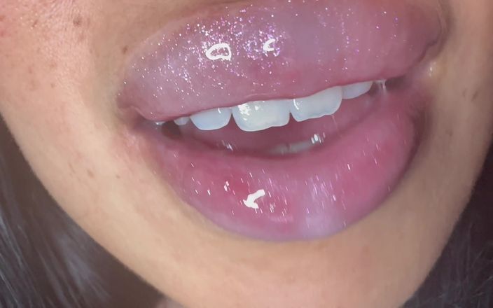 Asmr_mouth: Une loooot de lipgloss quand je m’embrasse