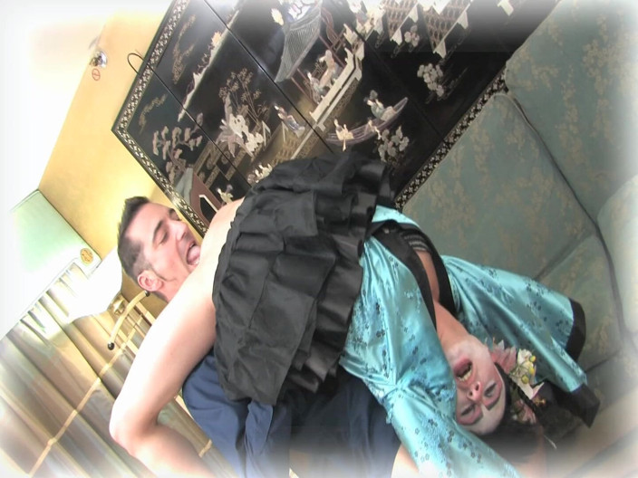 Dirty male dom, femdom, spanking and pegging vids: Chico afortunado a una hermosa geisha asiática
