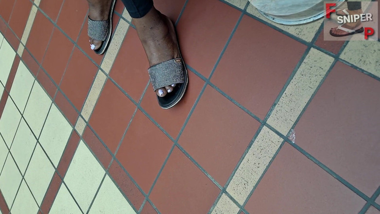 Foot Patrol: Werkende dame zwarte met bbw-voeten met roze tenen