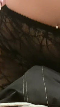 POV Meia-calça Grind - Morena em uma saia de látex seco transa com seu pau