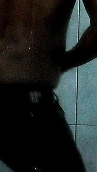バスルームでトゥワーク「シャワーで黒」