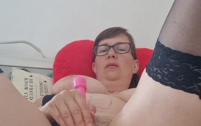 QueenJoo: Tante seksi dengan lingerie hitam lagi asik masturbasi sampai orgasme