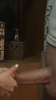 Sexy a zvědavá blondýnka ochutná velký penis své kamarádky