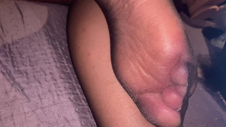 CoppiaCollant: Fötter i svart strumpbyxor till jerk off och cum