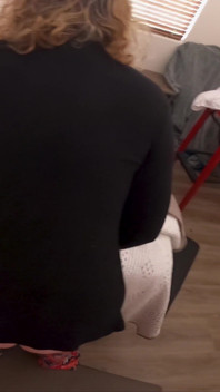 Nevlastní syn si tře ptáka na zadku macechy a ona ho nechá ji ošukat na posteli