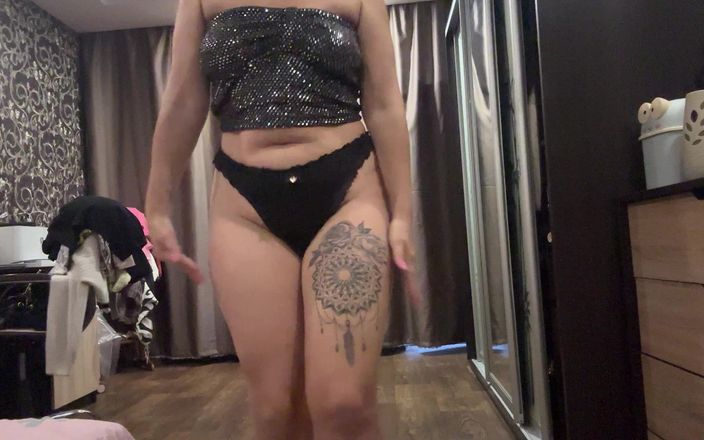 LarisaCum: Follando mis hermosas y duras tetas! Primero escupo mucho en...