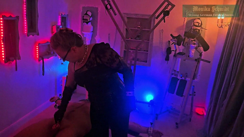 Strict Senz: Monika Schmidt Dominatrix Sentando En La Cara Sofocante Culo, Humillación...