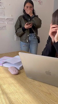 Mijn secretaresse schudt haar kont en laat me haar kont grijpen