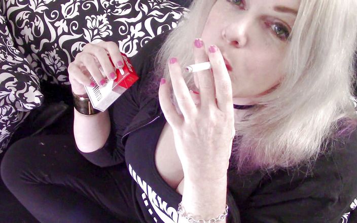 Smoke Temptress Annie Vox - Smoking Fetish: Marlboro röd i tank och huvtröja
