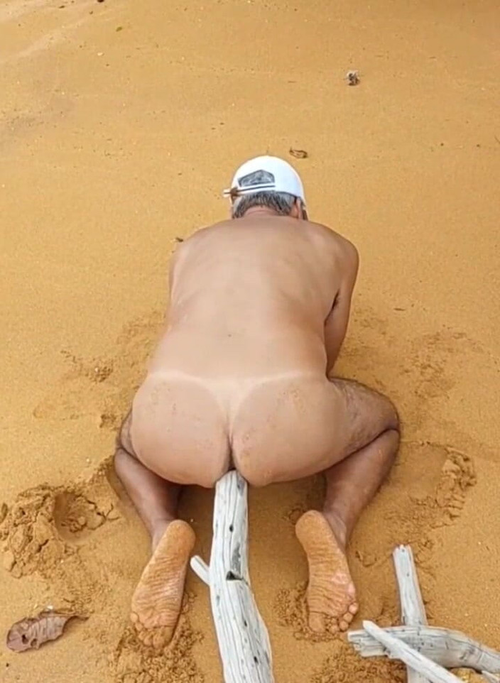 Ladysilvas: Ladysilva desnuda en la playa cachonda con una polla en...