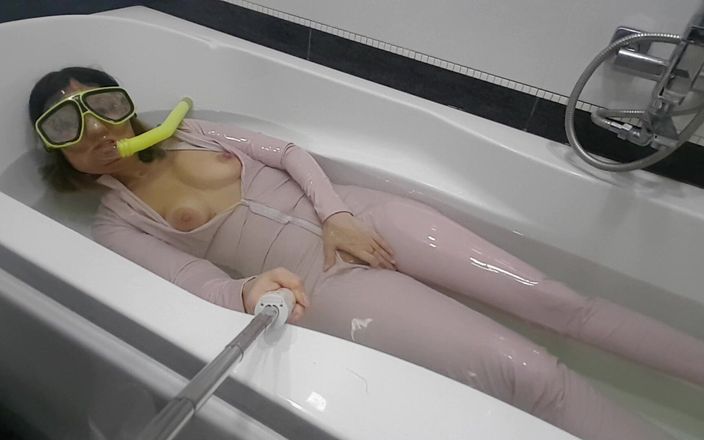 Larisa Cum: Я в бежевому латексному костюмі та масці, граю у ванні з водою!