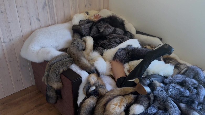 Ruda Cat: たくさんの毛で遊んでからかう!毛皮のコートでの自慰行為