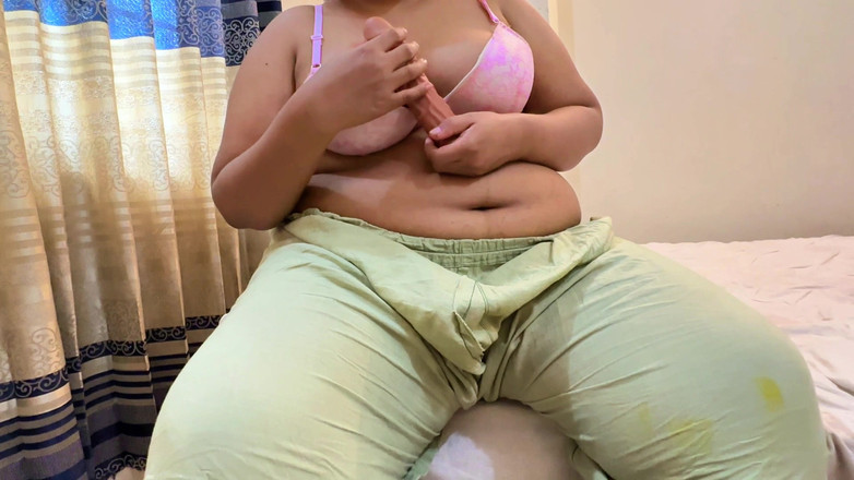 Aria Mia: 你能玩弄我的大奶子吗？我现在很热辣，请抚摸并操我，我单身阿拉伯少女