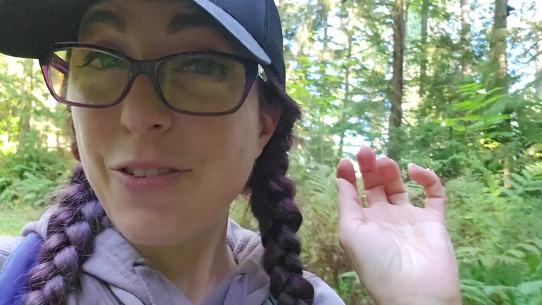 Nerdy_faery: Turista čůrá na kládu
