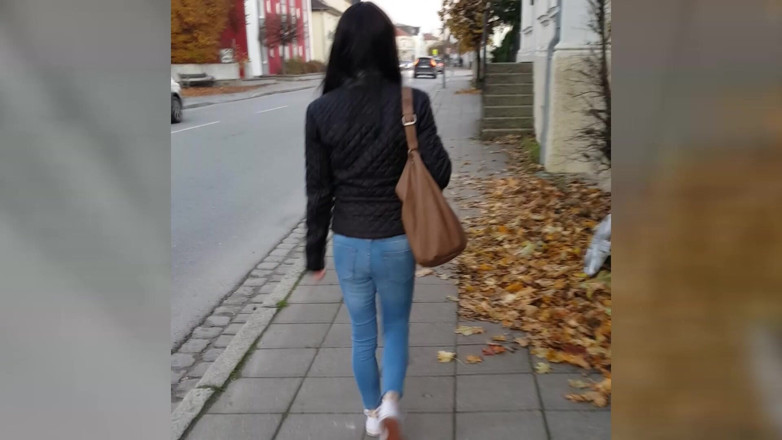 TV Helena: Jeans Walk and Sex in Parking Garage