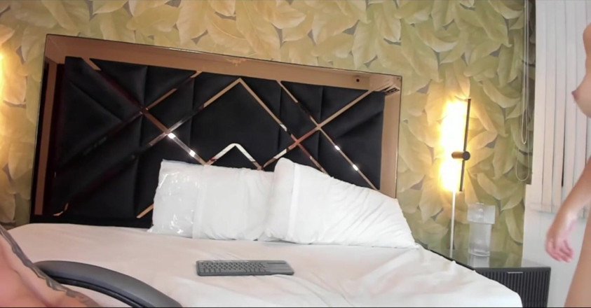 Latin webcam: Abang tiri membuatkan saya menghisap batangnya sehingga saya oke, dan...