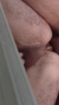 Bărbații hunky se bucură de sex intens fără prezervativ pe scară