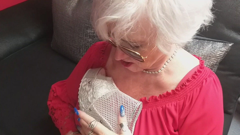 PureVicky66: Babička ukazuje své stydké pysky s Relish