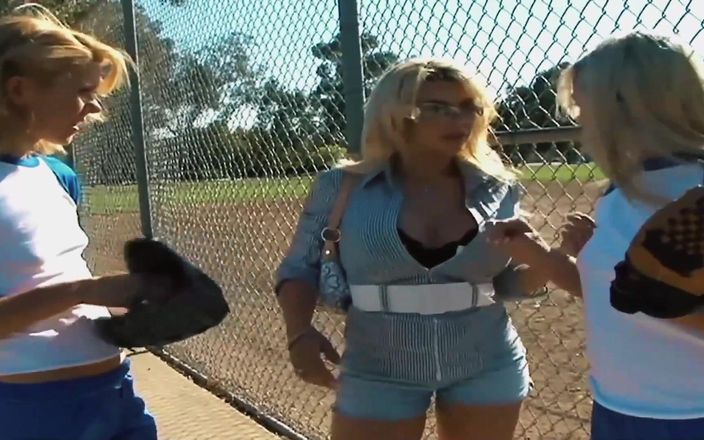 FapFlare: Trener lesbijek Kylie Reese palcami rucha swój zespół w wiele...