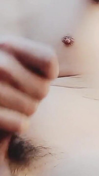 Gadis imut ini lagi asik masturbasi di luar ruangan
