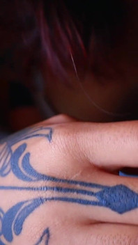 Une bombasse tatouée parfaite me fait une jolie pipe