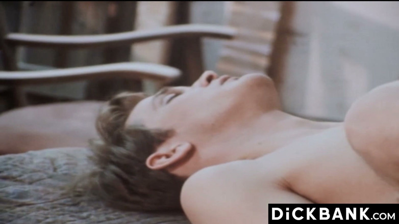 Dick bank: Musculoso gay dá boquete incrível